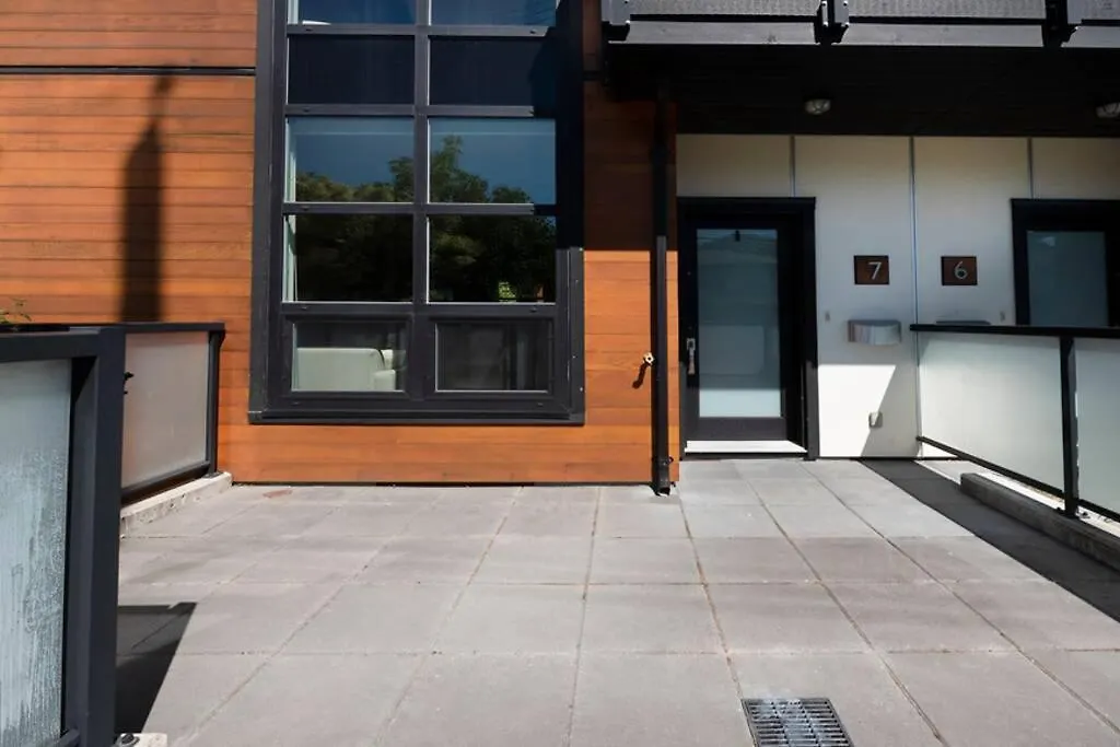 Cedar Hill Sunlit Stay - Bright Spacious & Modern Victoria 0*,
