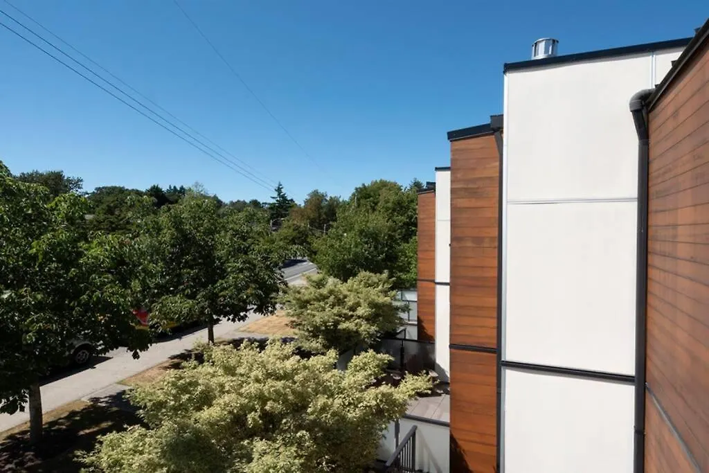 Holiday home Cedar Hill Sunlit Stay - Bright Spacious & Modern Victoria Canada